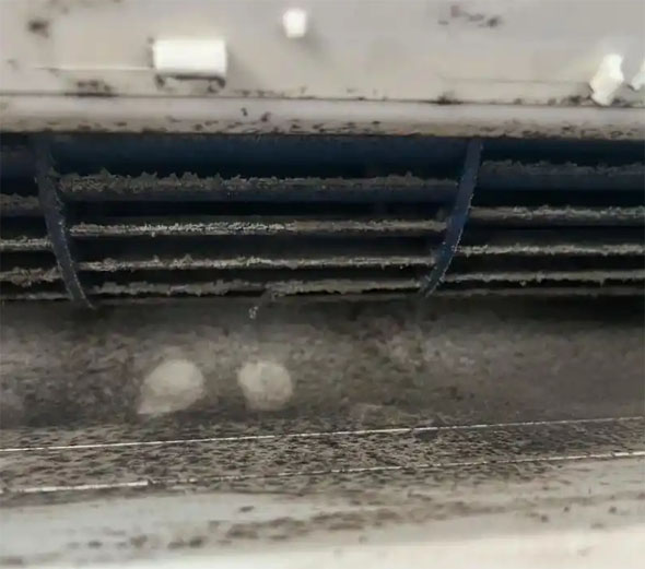 电白空调吹的风有股烧焦味是怎么回事